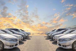 lote de autos usados para ventas en stock con cielo y nubes foto