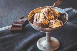 helado de naranja y chocolate foto