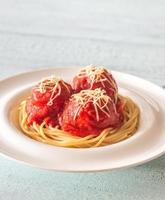 albóndigas con salsa de tomate y pasta foto