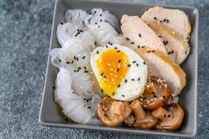 plato de comida asiática con konnyaku foto