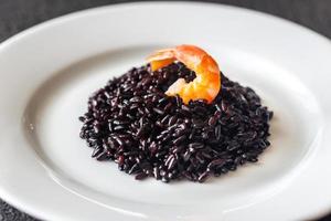 negro grano integral arroz con camarón foto