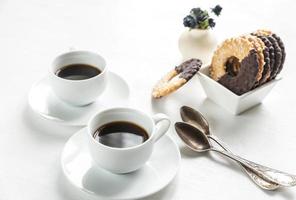 chocolate galletas con dos tazas de café foto