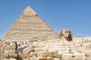 El Cairo, giza, Egipto, marzo 17, 2023 el genial esfinge y el pirámide de Khafre en giza meseta. Egipto. foto