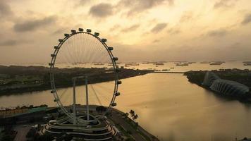 Drohne Antenne Aussicht 4k Aufnahmen von Singapur Flyer. Sonnenaufgang video