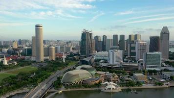 2020-01-02 Singapore. dar antenne visie 4k beeldmateriaal van baai Oppervlakte in downtown Singapore. esplanade theater. video