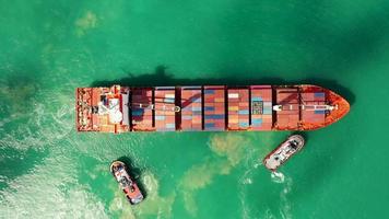 2020-01-02 Singapore. dar antenne visie 4k beeldmateriaal van Internationale containers ladingen schip, vracht vervoer, verzending, handel haven, verzending lading naar haven video