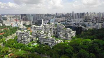 zumbido aéreo ver 4k imágenes de edificio en Singapur ciudad. video