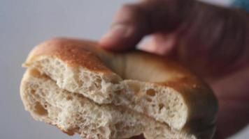 mão segurando fresco bagel pão video