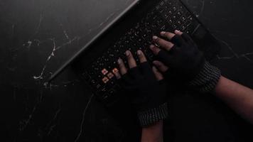 Cerca de la mano del hacker robando datos de un portátil video