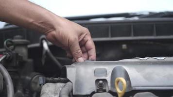 masculino mão mudando engrenagem dentro a carro video