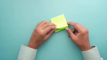 2022 new year goals on sticky notes on blue video