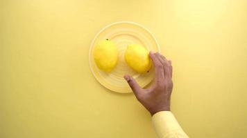 Gelb Zitrone auf ein Teller video