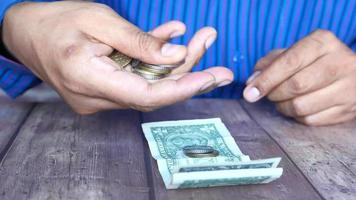 young men hand counting coins video