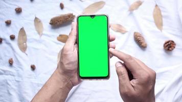 en utilisant intelligent téléphone avec vert filtrer, Haut vers le bas video