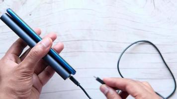 smartphone opladen met powerbank bovenaanzicht video