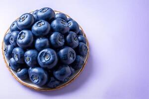 delicioso arándanos en un plato en un blanco antecedentes. generativo ai foto