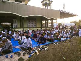 kuaro Kalimantan timur, Indonesia 22 abril 2023. musulmán adoradores quien será realizar el eid al-fitr oración en el terraza de el mezquita foto