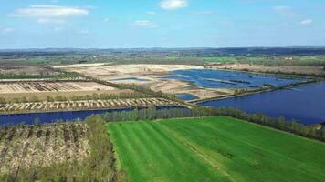 drone vue de homme fabriqué des lacs et étangs dans une nord allemand paysage. video