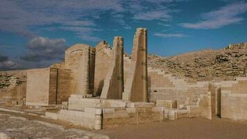 a arquitetura do antigo saqqara dentro Egito video