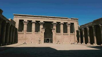 el principal Entrada portón de el edfu templo en Egipto video