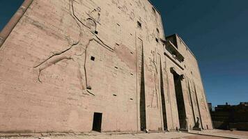 de huvud ingång Port av de edfu tempel i egypten video