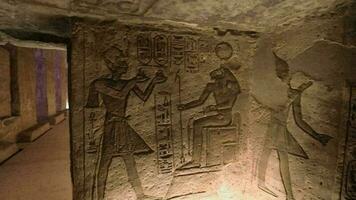 oude tekeningen binnen de abu simbel tempel in Egypte video