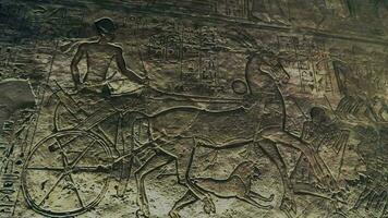 antiguo dibujos dentro el abu Simbel templo en Egipto video