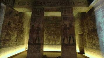 ancien dessins à l'intérieur le abu simbel temple dans Egypte video
