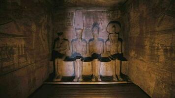 interieur standbeelden van abu simbel tempel in Egypte video