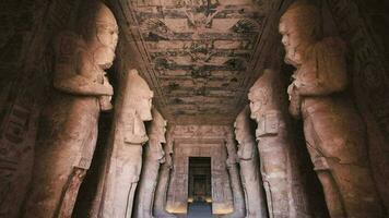 interieur standbeelden van abu simbel tempel in Egypte video