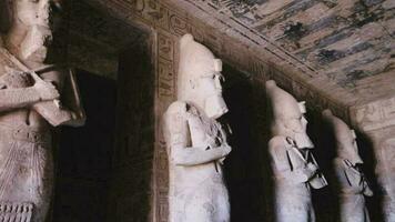 interieur standbeelden van abu simbel tempel in Egypte video