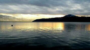 quieto lago montanha Visão dentro a noite, inverno panorama video