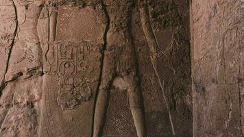 mur peintures dans le ancien égyptien temple de abydos video
