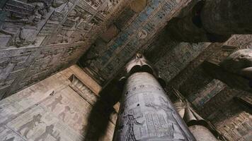 peint plafonds dans le temple de dendera, Egypte video