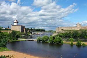 antiguo fortalezas narva y ivan ciudad, pintoresco río paisaje foto