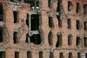 edificio restos, ladrillo muro, roto ventanas, humano tragedia concepto foto