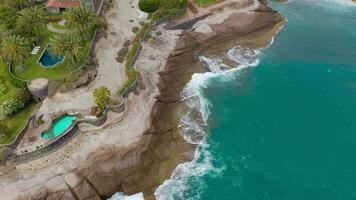 superiore Visualizza di il deserto spiaggia su il atlantico oceano. costa di il isola di tenerife. aereo fuco metraggio di mare onde raggiungendo riva video