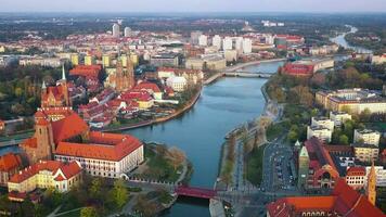 Visão a partir de a altura em a histórico cidade Centro e a odra rio. olhar fixamente miasto, Wroclaw, Polônia video