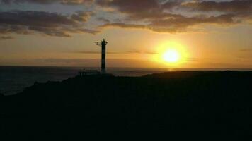 Visualizza a partire dal il altezza di il faro faro de rasca, natura Riserva e buio nuvole a tramonto su tenerife, canarino video