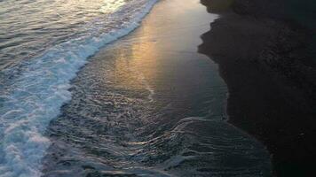 aéreo ver de superficie de el atlántico Oceano con reflexión de luz de sol a puesta de sol video