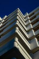 interesante original elementos de el balcones en el blanco edificio foto