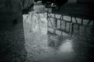 lluvia charco en un calle como negro y blanco imagen foto