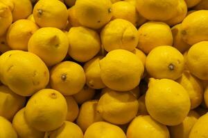 Fresco limones a un Fruta y vegetal mercado foto