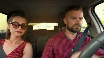 lindo casal passeios dentro uma carro e admira a em torno da Visualizações video
