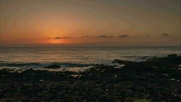 Tempo lapso do a atlântico oceano e a rochoso costa em a fundo do uma lindo pôr do sol. tenerife, canário ilhas, Espanha video