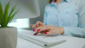 fêmea mãos com brilhante manicure digitando em uma computador teclado video