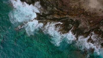 superiore Visualizza di un' abbandonato costa. roccioso riva di il isola di tenerife, canarino isole, Spagna. aereo fuco metraggio di oceano onde raggiungendo riva video