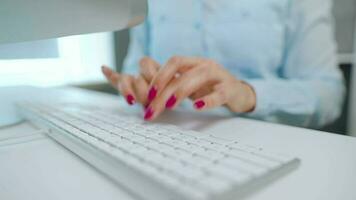 fêmea mãos com brilhante manicure digitando em uma computador teclado video