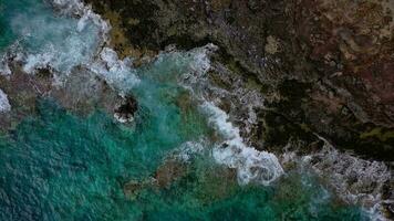 Haut vue de une déserté côte. rocheux rive de le île de Ténérife, canari îles, Espagne. aérien drone métrage de océan vagues atteindre rive video