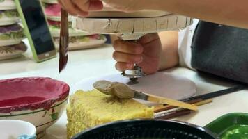 Arbeiten handgemacht Kreativität im ein Keramik Werkstatt video